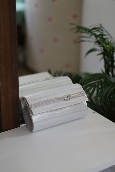 Moom Bag Geantă cu lanț pentru rochie de seară cu detalii din piatră argintie