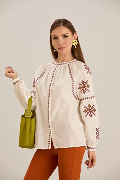 MAY MARA KADIN DOĞAL KETEN KOLLAR VE  YAKA BÜZGÜLÜ ÖNÜ NAKIŞ DETAYLI GÖMLEK