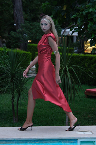 ERIMOS Kadın Mercan Rengi Bisiklet Yaka Vatka Detaylı Eteği Asimetrik Kesim Midi Elbise