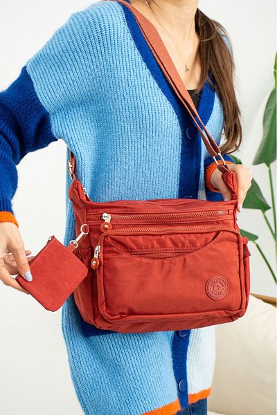 MEGA ÇANTA Poștaș rezistent la apă Kılinkır - Geantă crossbody cu buzunar și detaliu portofel