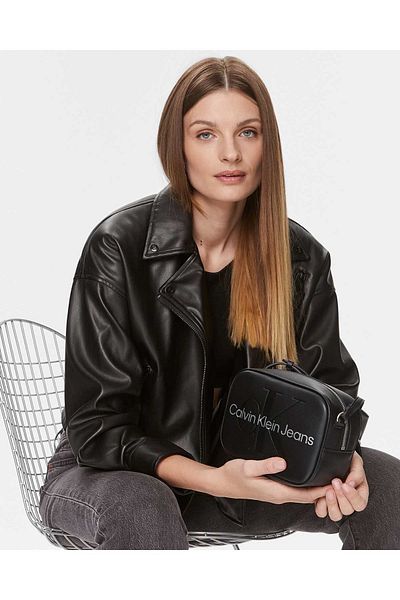 Calvin Klein حقيبة كاميرا نسائية بحزام متقاطع حقيبة كتف سوداء K60k610275