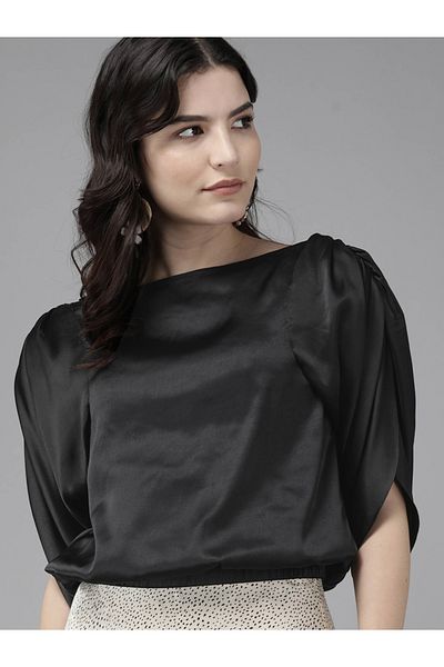 Mish By Styli بلوزة من الساتان بياقة قارب وأكمام مفتوحة