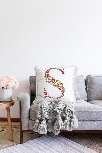 Realhomes Husă de pernă Raschel cu două fețe, fundal alb, tematică cu frunze, litera S. Design special