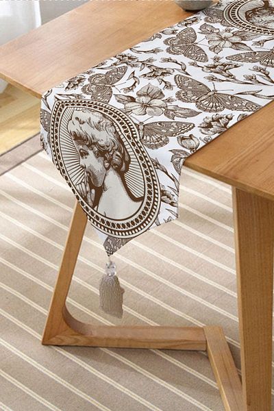 Realhomes Cărbune cu flori și portrete cu model digital imprimat decorativ decorativ cu ciucuri de chenille triunghiular