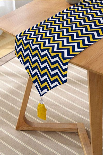 Realhomes Colorat cu model geometric imprimat digital cu design special cu smocuri chenille triunghi alergător pe fundal alb