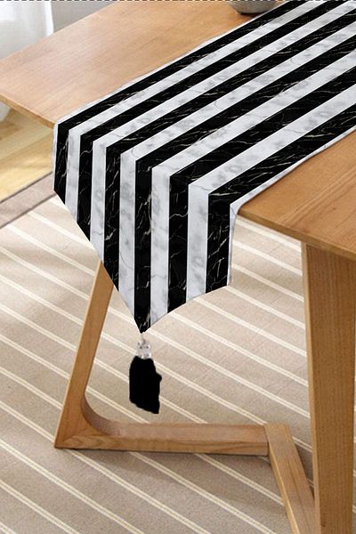 Realhomes Alergăr triunghiular din chenille cu design special imprimat digital în dungi negre cu fundal de marmură