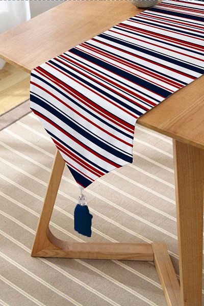 Realhomes Alergăre triunghiular din chenille cu design special tipărit digital, cu detalii colorate pe fundal alb