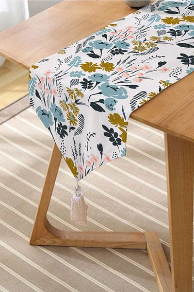 Realhomes Colorat cu modele florale imprimate digital design special cu smocuri chenille triunghi alergător pe fundal alb