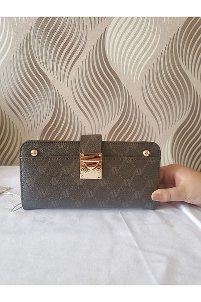 Armine C03 Model Brown Spots