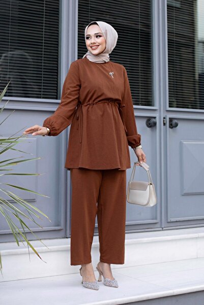 MİSSKAYLE طقم حجاب بني - تفاصيل برونزية