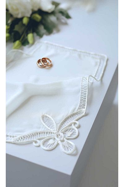 Bursa İpek Ecru Lace Word Handkerchief - Angles