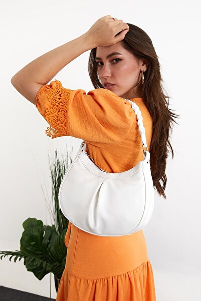 Dita Pileli Sapı Örgülü Beyaz Baget Çanta