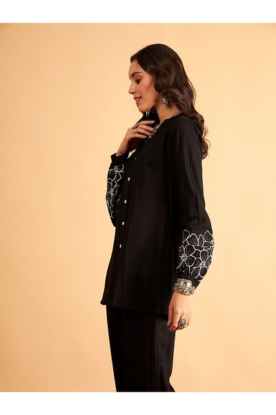 Sassafras By Styli قميص بأكمام مطرزة بالزهور بلون مغاير