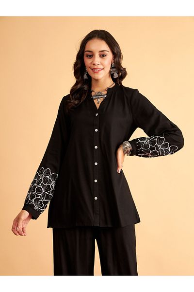 Sassafras By Styli قميص بأكمام مطرزة بالزهور بلون مغاير