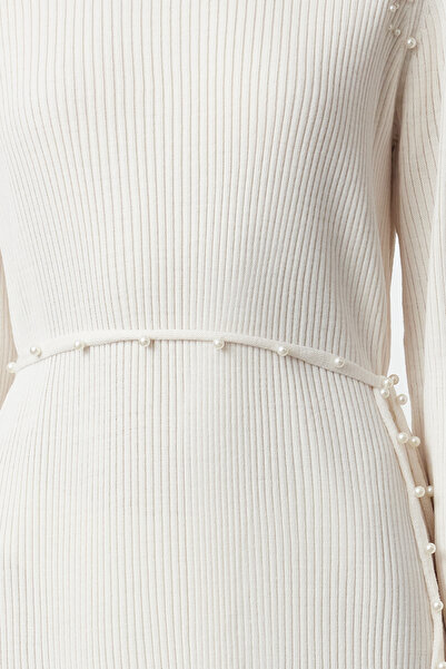 Trendyol Modest Πλεκτό φόρεμα με πέτρινο μαργαριτάρι με λεπτομέρειες TCTAW25EB00010