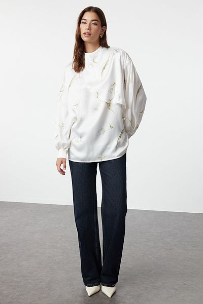 Trendyol Modest Ecru gewebte Tunika aus Satin mit Blumenmuster TCTSS24UK00019