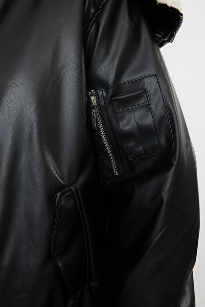 Trendyol Collection Oversize černý prošívaný kabát – plyšový detail a kapuce, Twoaw25Mo00120