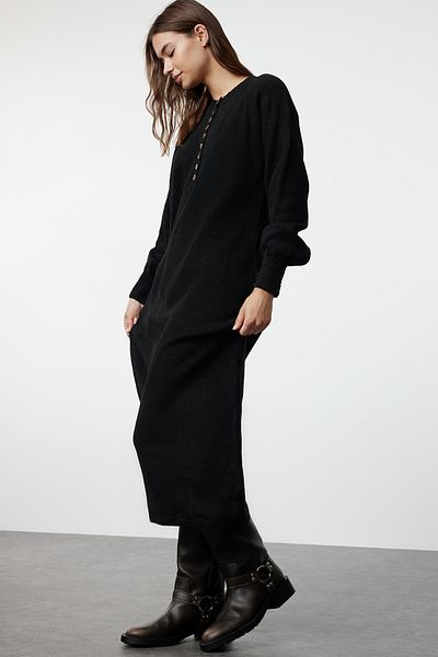 Trendyol Modest Černé balónové rukávy Pletené šaty s měkkým texturovaným knoflíkem Tctaw25Eb00028