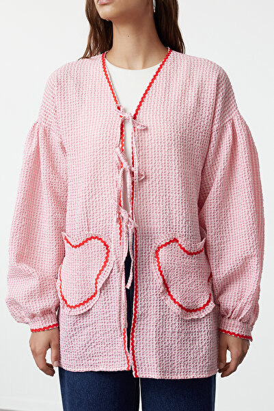 Trendyol Modest Seersucker szőtt rózsaszín szív ing - zseb részletes TCTSS24TG00075