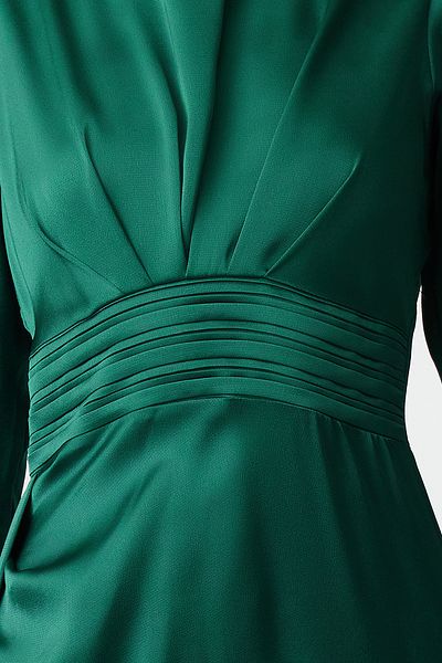 Trendyol Modest Smaragdgrünes Abendkleid aus gewebtem Satin – Abendkleid mit Gürteldetails TCTSS24DB00067