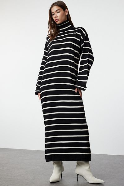 Trendyol Modest Tenké úpletové černé pruhované šaty - TCTAW25EB00014