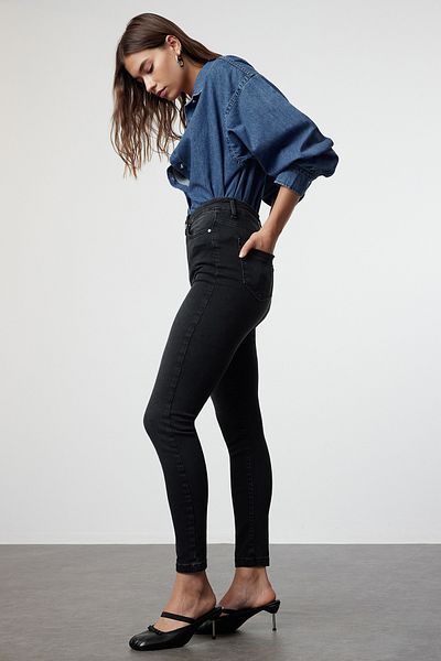 Trendyol Collection Anthrazitfarbene Skinny-Jeans mit hoher Taille – TWOAW25JE00000