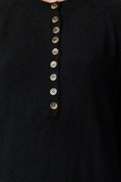 Trendyol Modest Czarna sukienka z dzianiny z rękawami typu balon, miękka, teksturowana, zapinana na guziki Tctaw25Eb00028