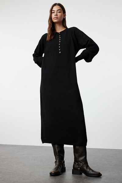 Trendyol Modest Černé balónové rukávy Pletené šaty s měkkým texturovaným knoflíkem Tctaw25Eb00028