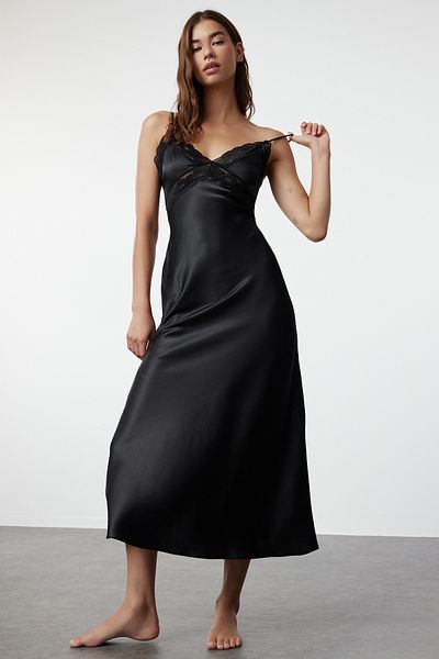 Trendyol Collection Satin gewebt - Schwarzes Nachthemd mit Spitze und Seilriemen auf der Rückseite THMSS24GC00003