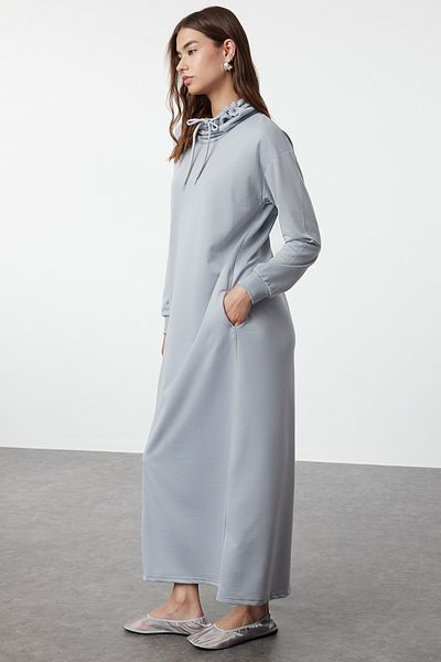 Trendyol Modest فستان محبوك رمادي كبير الحجم - رقبة عالية وتفاصيل دانتيل، طول طويل TCTSS22EB0132