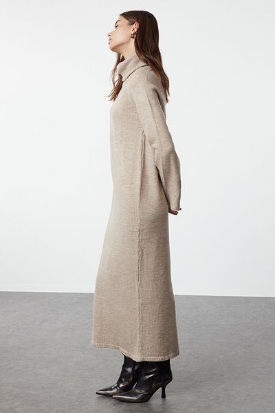 Trendyol Modest Πλεκτό φόρεμα με λαιμόκοψη ανοιχτό καφέ - μακριά και απαλή υφή TCTAW25EB00009