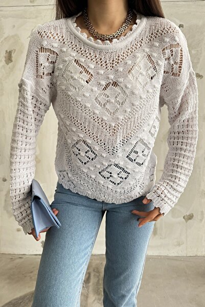 Cistern İstanbul بلوزة تريكو مخرمة بتفاصيل بوم بوم بيضاء للسيدات