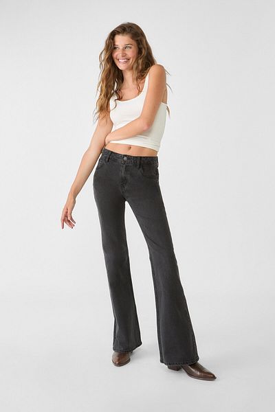 Stradivarius جينز مريح بأرجل إسبانية