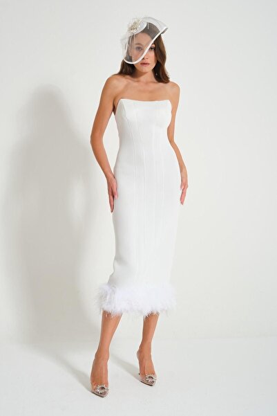 TARA COŞKUNTUNCEL Tina Beyaz Straplez Tüy Detaylı Midi Elbise