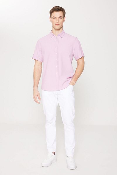 AC&Co / Altınyıldız Classics Lilafarbenes Slim-Fit-Kurzarmhemd mit verstecktem Knopfkragen für Herren