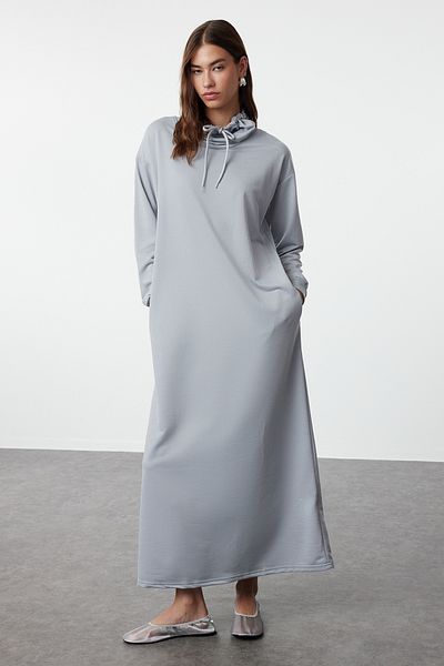 Trendyol Modest فستان محبوك رمادي كبير الحجم - رقبة عالية وتفاصيل دانتيل، طول طويل TCTSS22EB0132