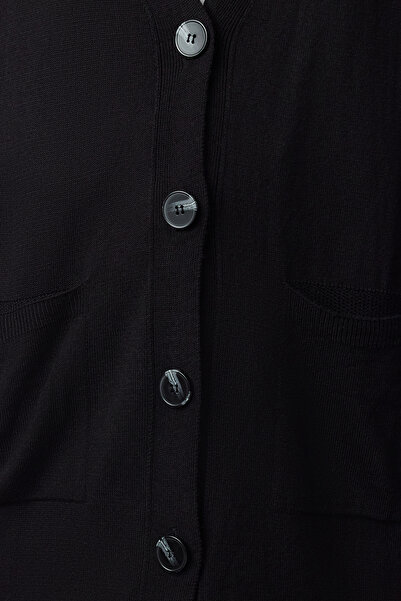 Trendyol Modest Μαύρη ζακέτα με κουμπιά με λαιμόκοψη V με λεπτομερή μακριά πλεκτά ζακέτα TCTAW22TH0005