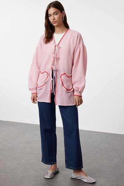 Trendyol Modest Seersucker-Hemd mit gewebtem rosa Herzmuster – Taschendetail TCTSS24TG00075