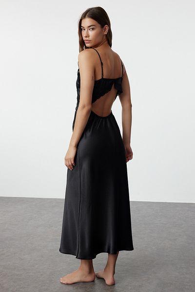 Trendyol Collection Satin gewebt - Schwarzes Nachthemd mit Spitze und Seilriemen auf der Rückseite THMSS24GC00003
