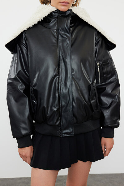 Trendyol Collection Oversize černý prošívaný kabát – plyšový detail a kapuce, Twoaw25Mo00120