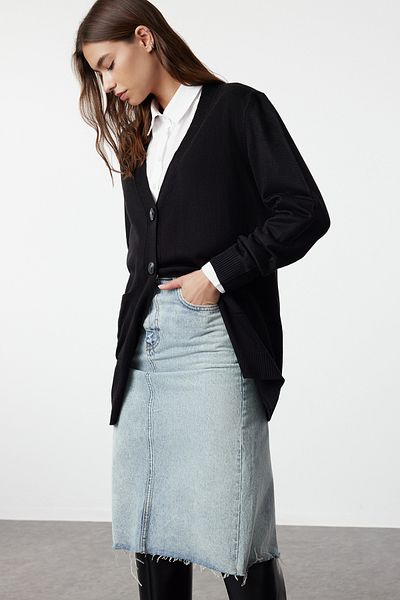 Trendyol Modest Schwarzer langer Strickcardigan mit V-Ausschnitt, geknöpfter Tasche und Detail TCTAW22TH0005
