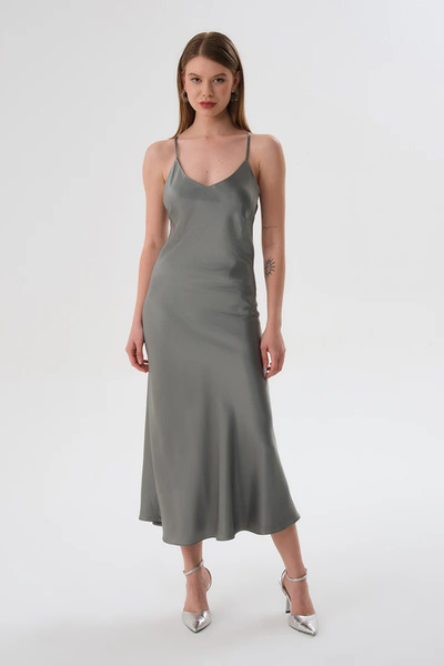 Gusto Rochie de seara din satin cu bretele încrucișate la spate - Verde