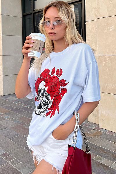 Swist Tricou damă oversize cu craniu alb și trandafir