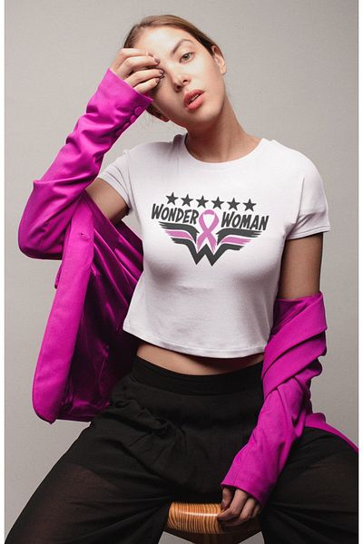Fuddy Moda Wonder Woman Printed Text Crop Top - Γυναικεία μπλούζα με έναστρη κορδέλα