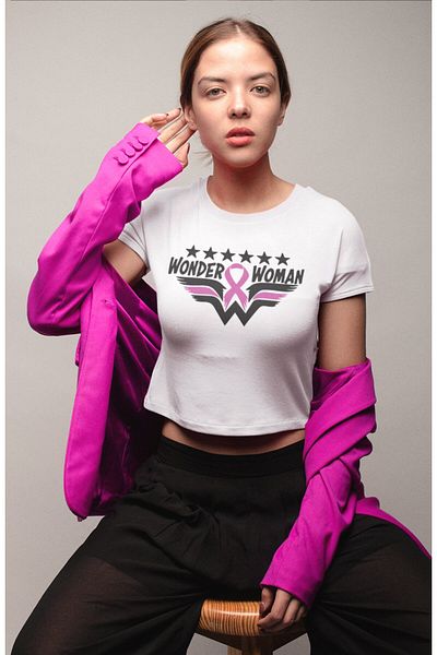 Fuddy Moda Wonder Woman Printed Text Crop Top - Γυναικεία μπλούζα με έναστρη κορδέλα