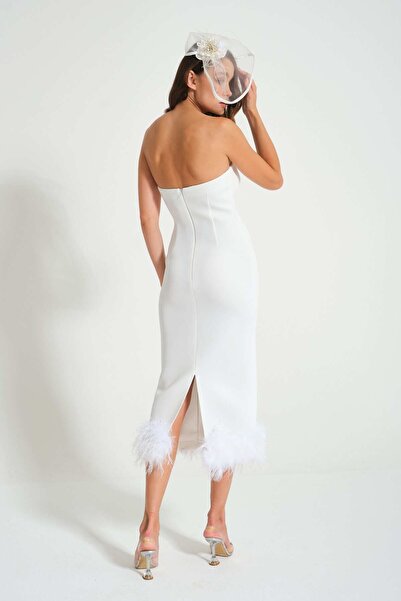 TARA COŞKUNTUNCEL Tina Beyaz Straplez Tüy Detaylı Midi Elbise