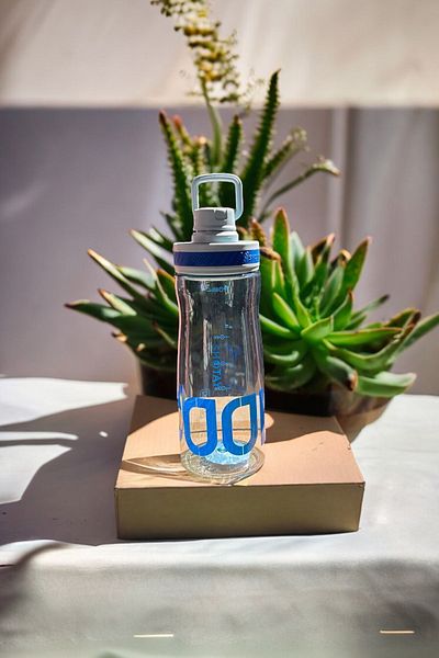 YDGR Cool Shaker Drinker - 630 ml, Rotatable Lid, with Finger Strap