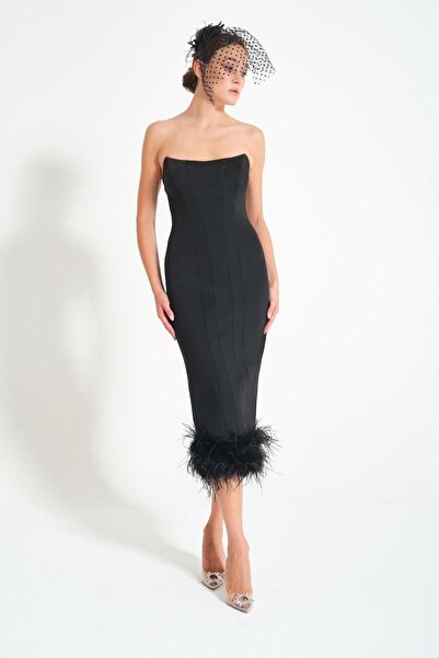TARA COŞKUNTUNCEL Tina Siyah Straplez Tüy Detaylı Midi Elbise