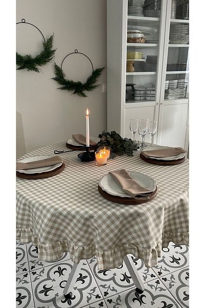 Decamor home Μπεζ Gingham Frilly στρογγυλό τραπεζομάντιλο με αδιάβροχο χαρακτηριστικό