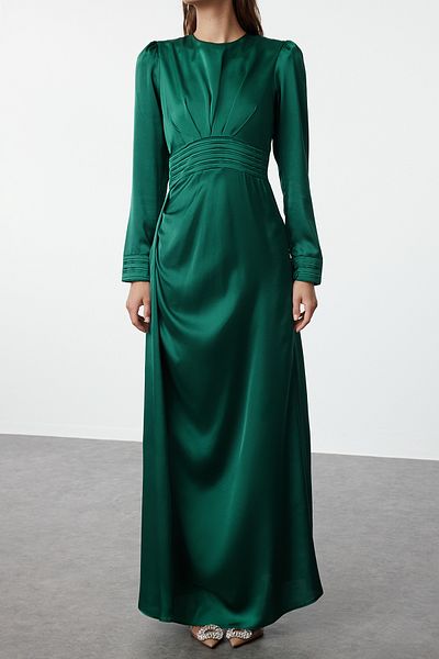 Trendyol Modest Smaragdgrünes Abendkleid aus gewebtem Satin – Abendkleid mit Gürteldetails TCTSS24DB00067